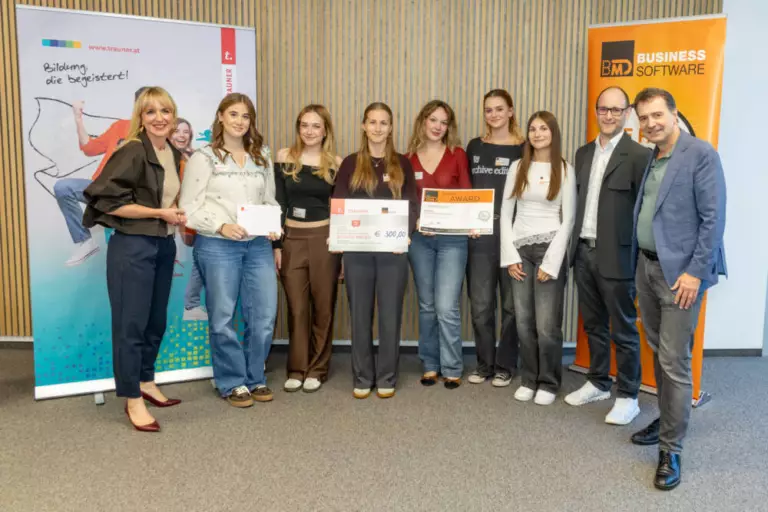 Bildungspreisverleihung in Linz: Preisträgerinnen und Organisatoren mit Schecks und Urkunden